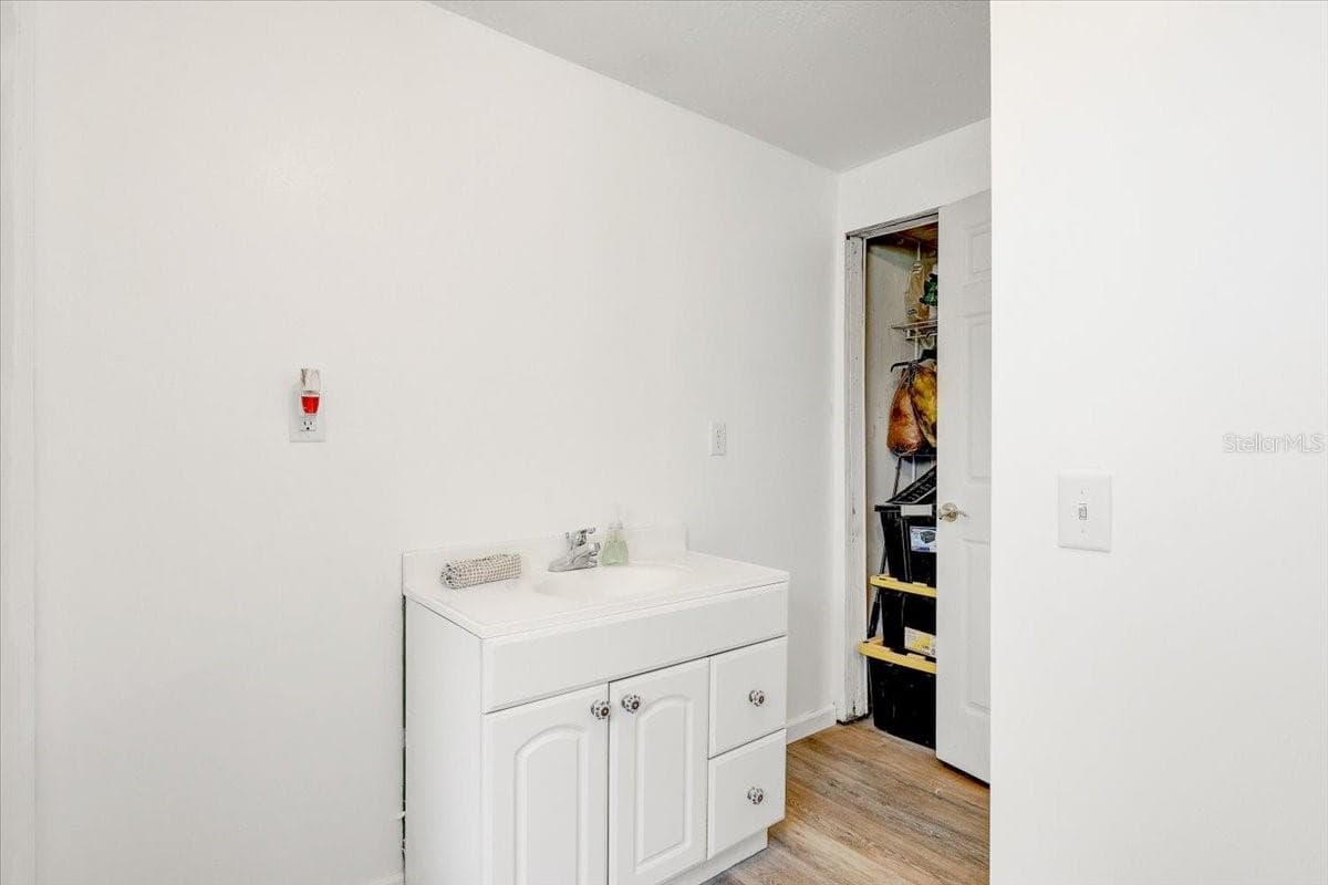 2557 K VILLE AVENUE — photo 18 of 45