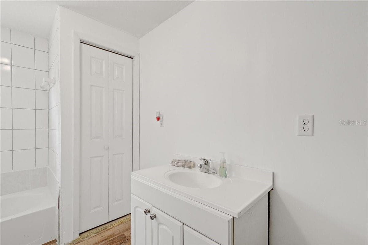 2557 K VILLE AVENUE — photo 16 of 45