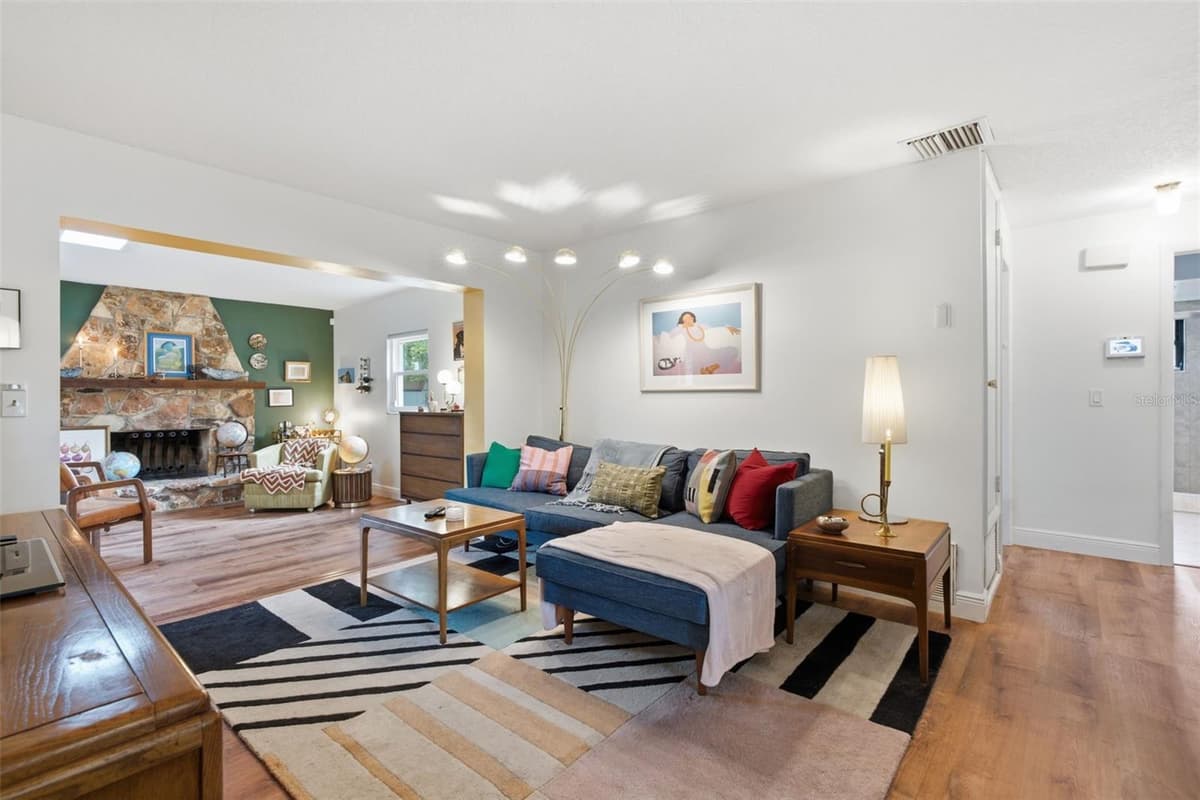 530 FOOTHILL WAY — photo 4 of 40