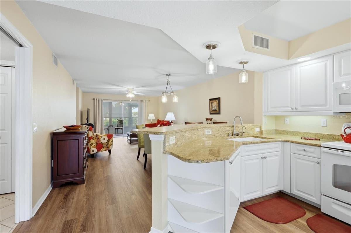 5725 GREENWOOD AVENUE — photo 9 of 21