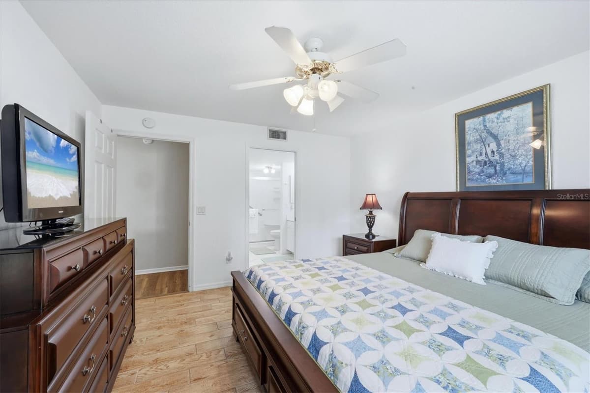 5725 GREENWOOD AVENUE — photo 17 of 21