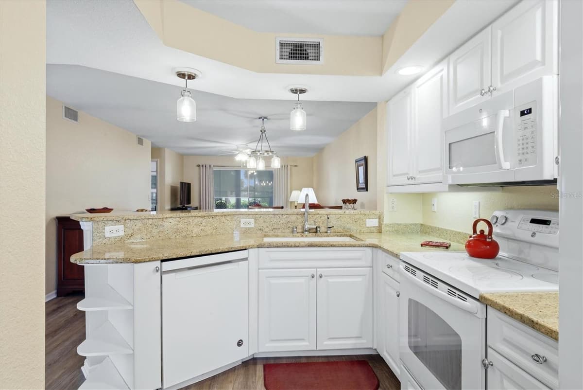 5725 GREENWOOD AVENUE — photo 10 of 21