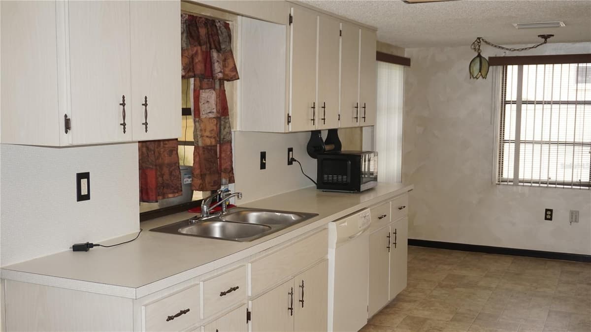 6001 WAYCROSS DRIVE — photo 4 of 22
