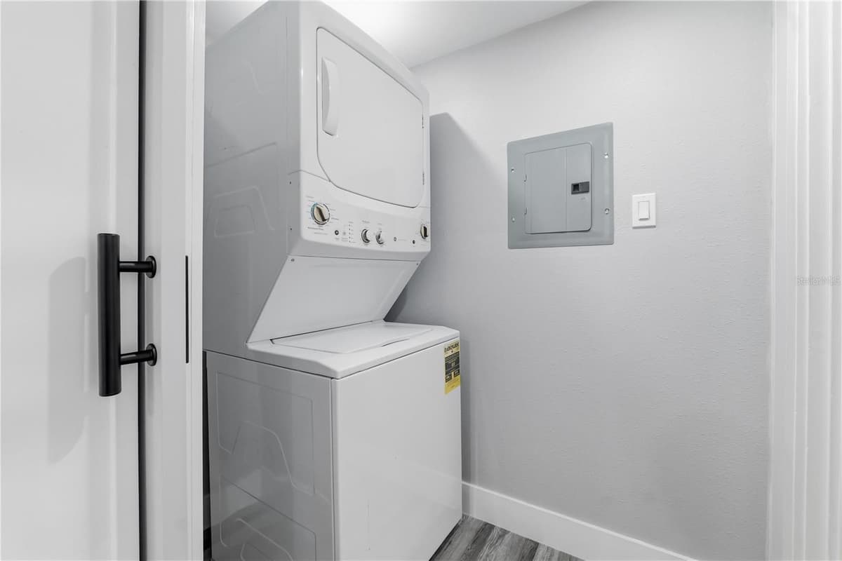 2607 CREST AVENUE — photo 18 of 48