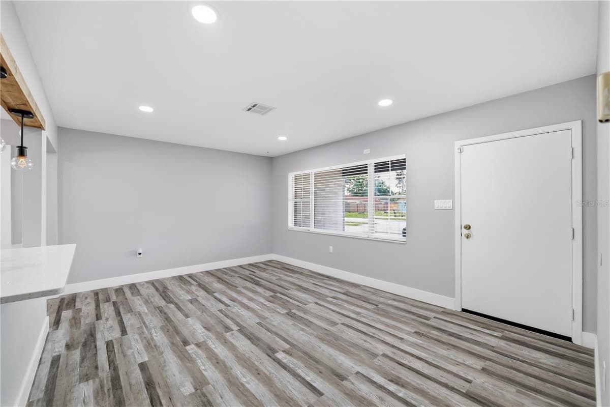 2607 CREST AVENUE — photo 7 of 48