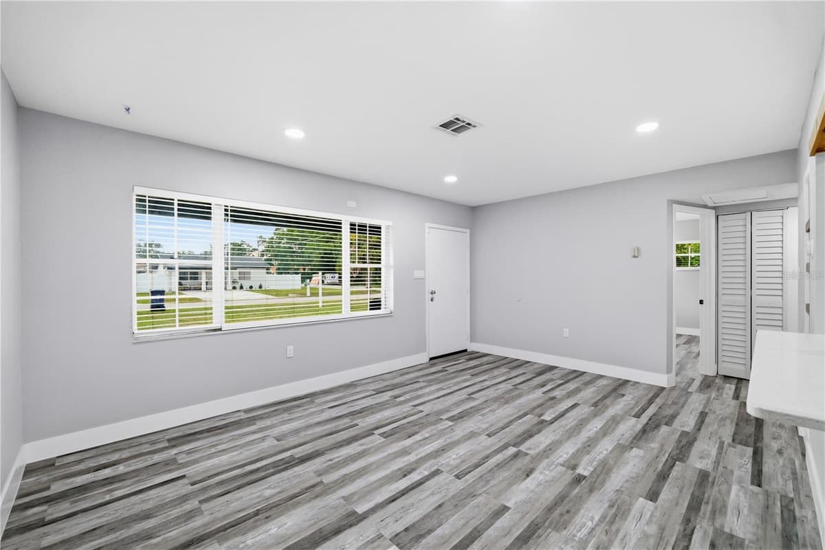 2607 CREST AVENUE — photo 8 of 48