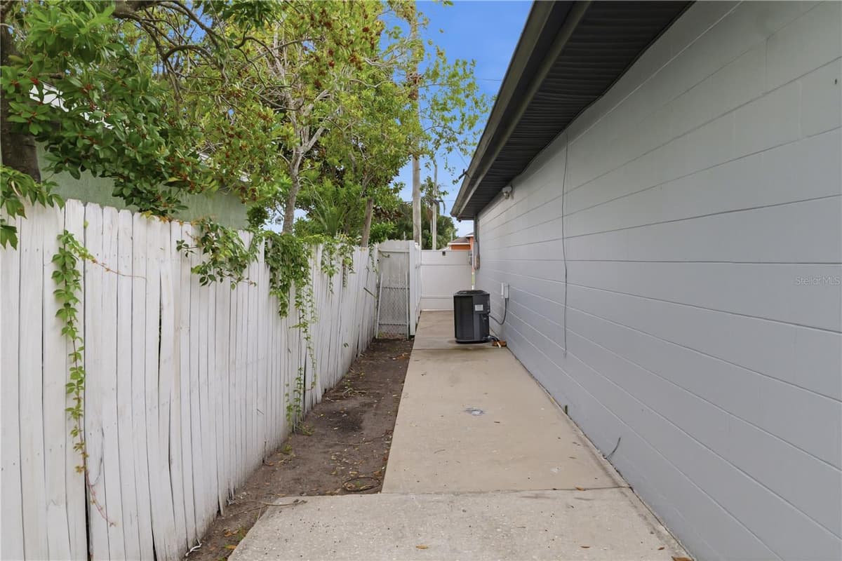 2607 CREST AVENUE — photo 32 of 48