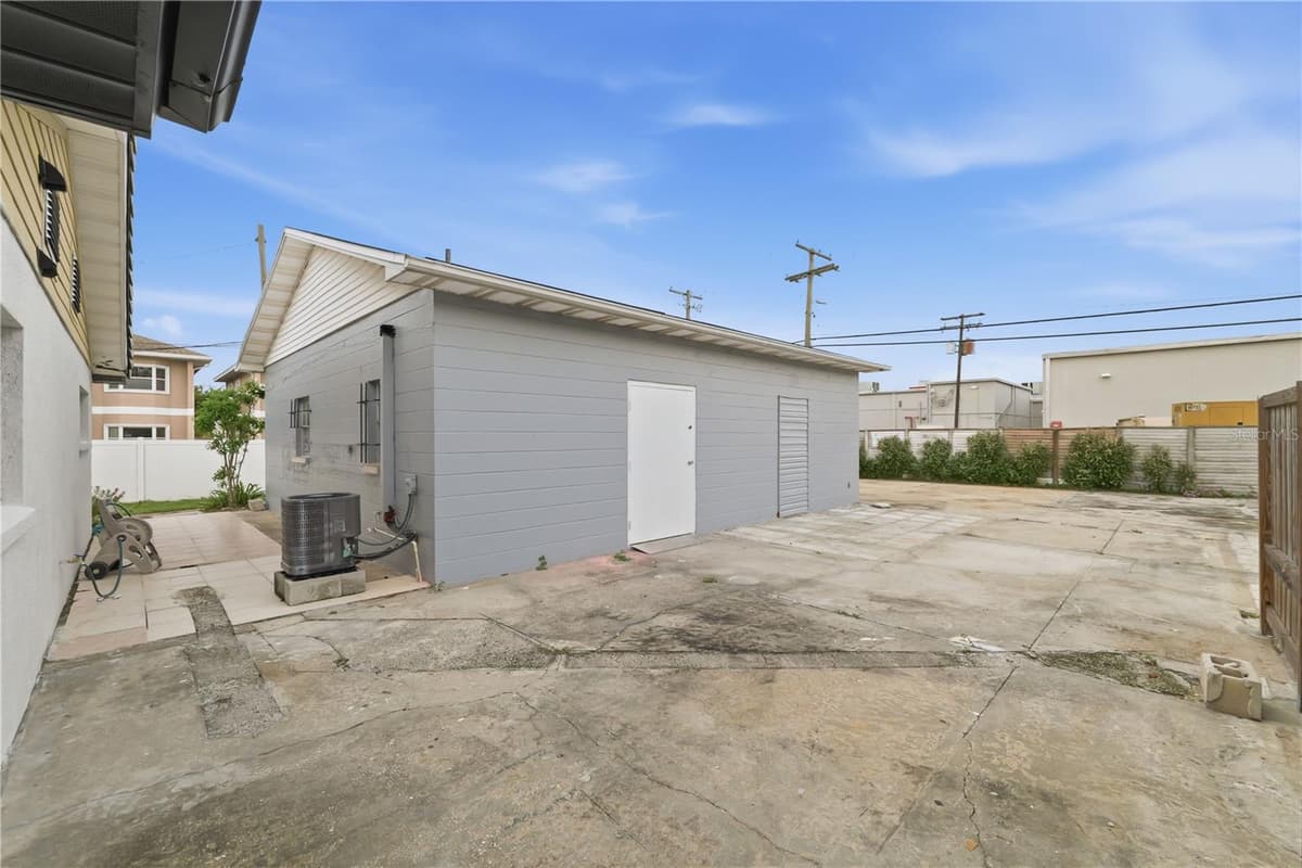 2607 CREST AVENUE — photo 36 of 48