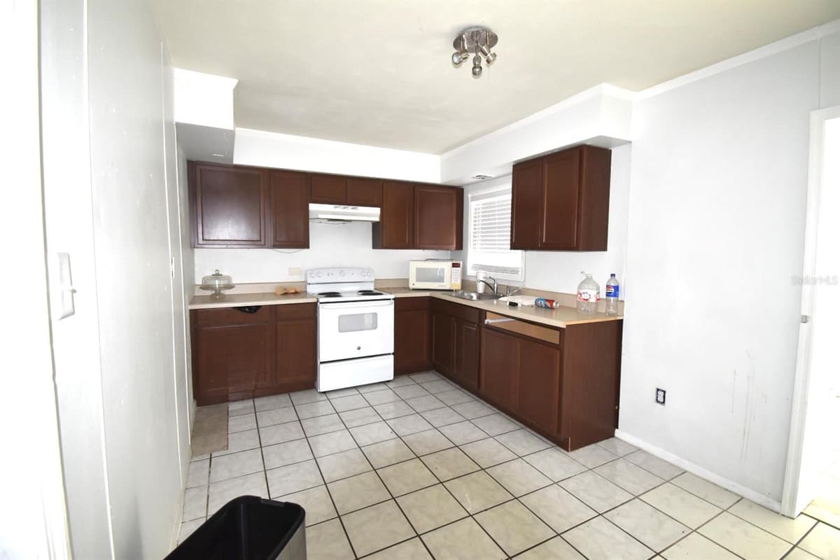 204 SHORE DRIVE — photo 4 of 18
