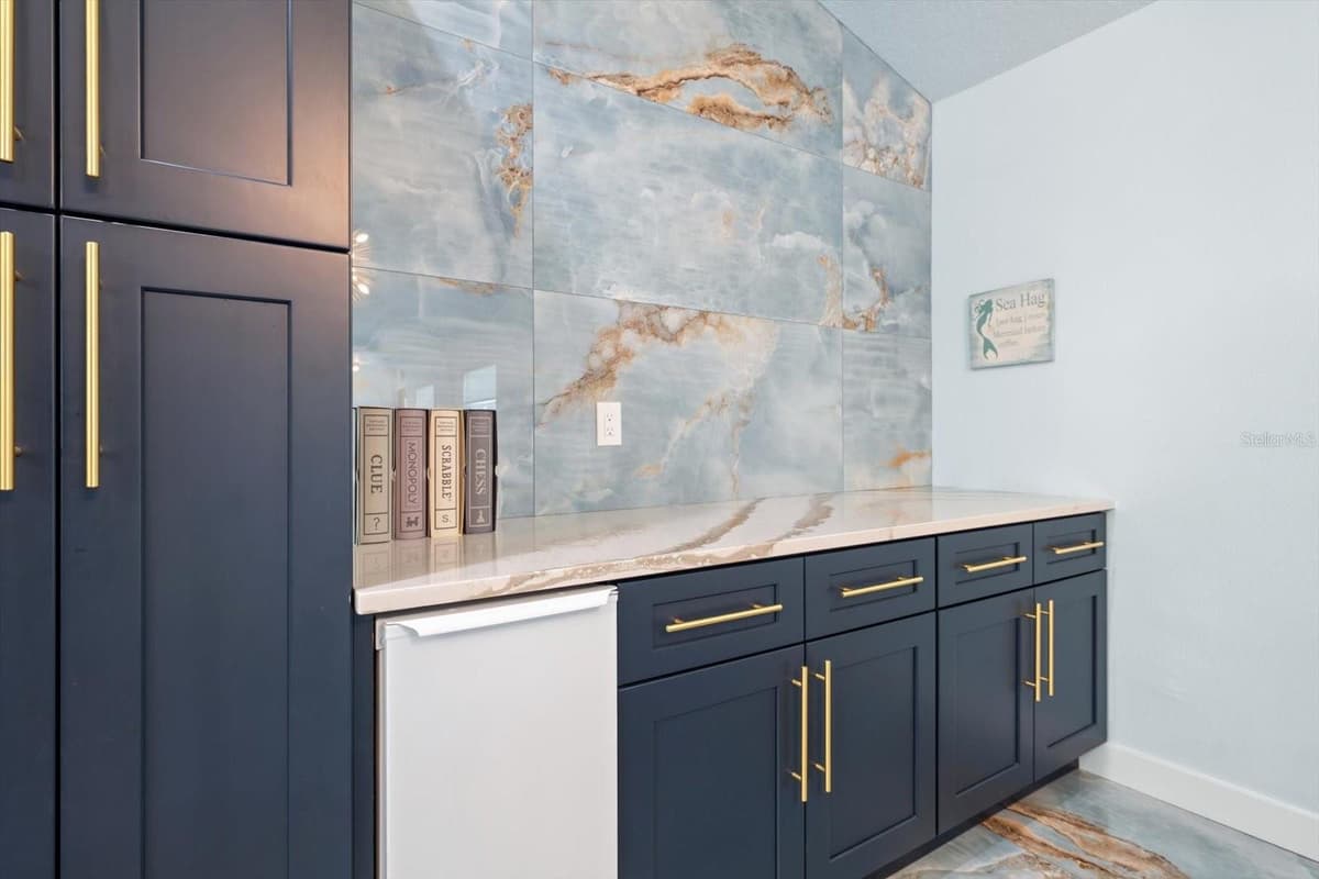 2050 BAY DRIVE — photo 10 of 61
