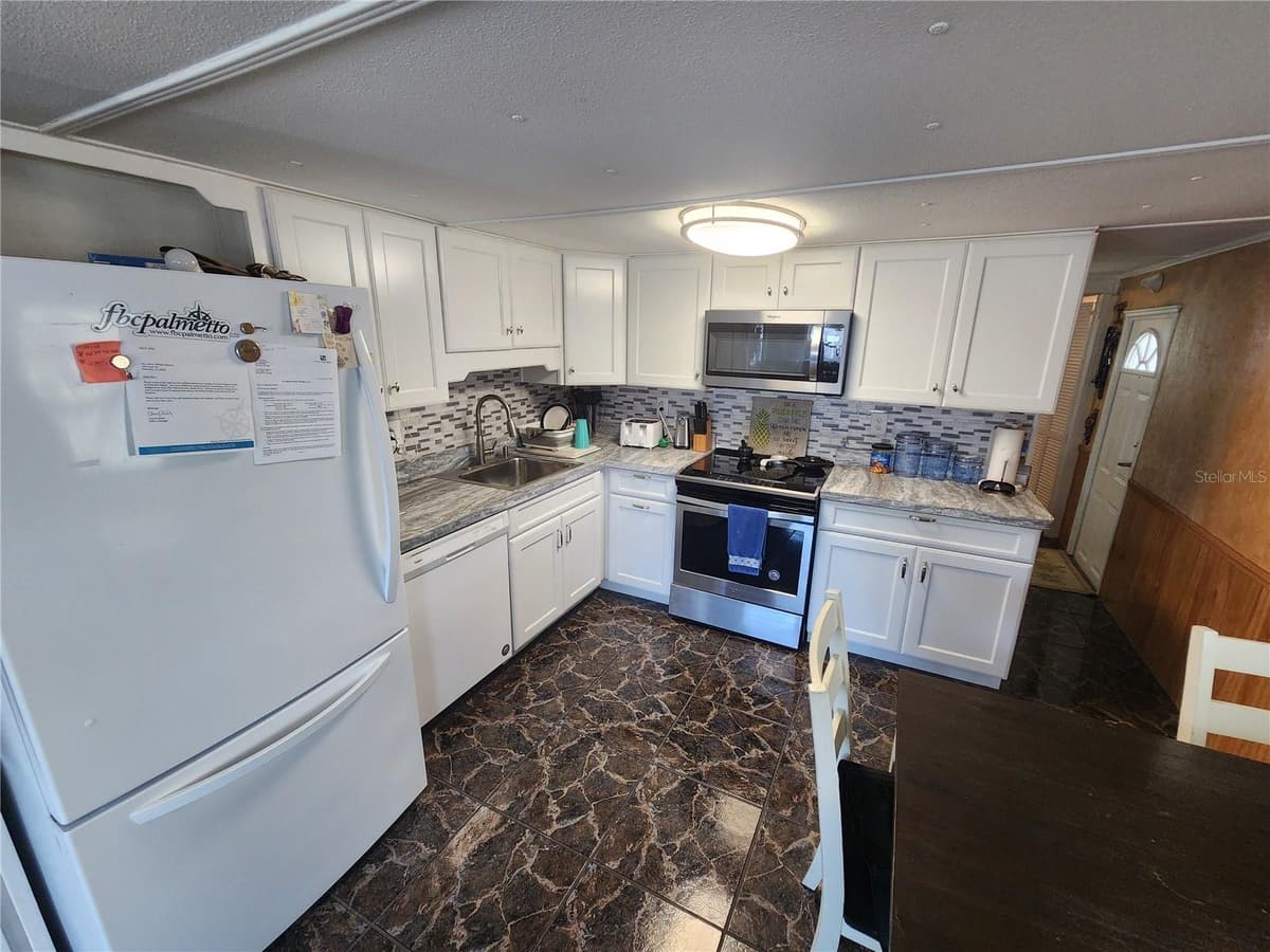 130 CAPRI DRIVE — photo 11 of 25