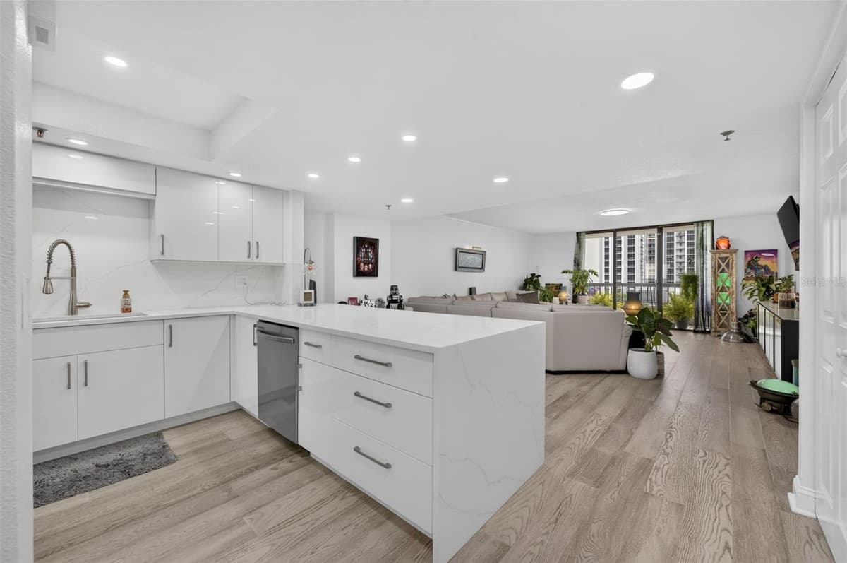 530 CENTRAL BOULEVARD — photo 3 of 38