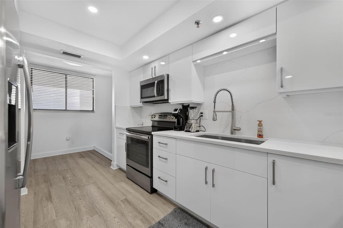 530 CENTRAL BOULEVARD — photo 14 of 38