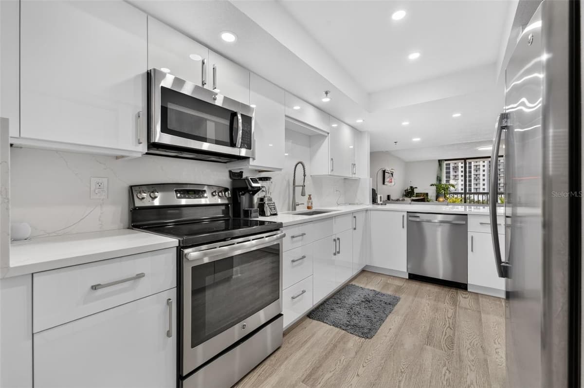 530 CENTRAL BOULEVARD — photo 11 of 38
