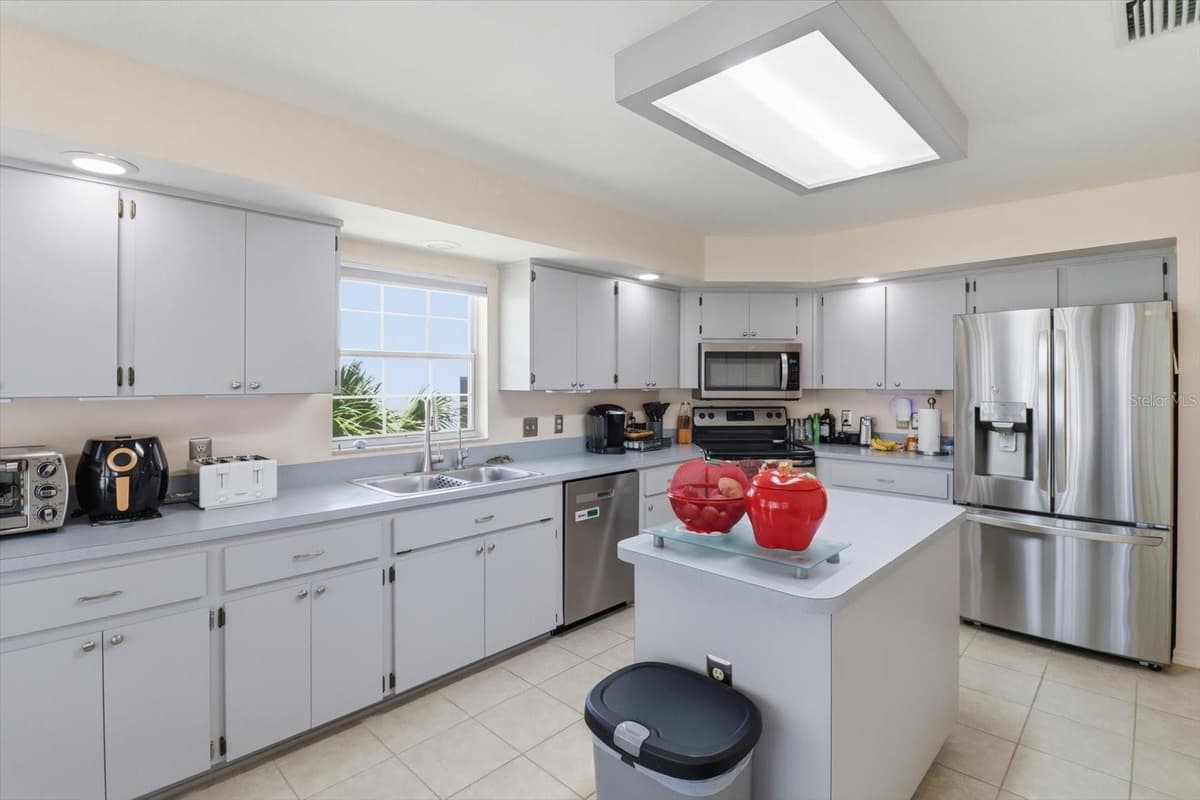 685 COLBERT COURT — photo 13 of 41