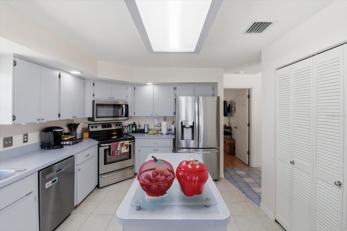 685 COLBERT COURT — photo 14 of 41
