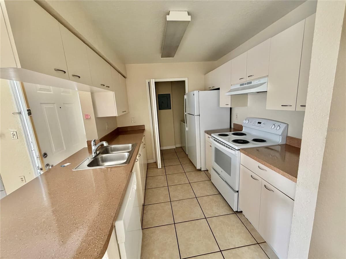 2550 ALAFAYA TRAIL — photo 4 of 16