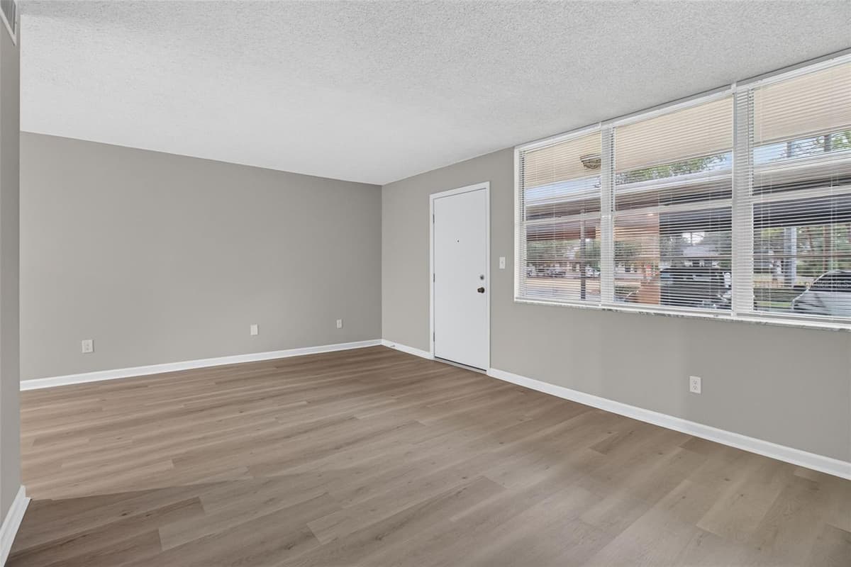 4885 1ST STREET — photo 4 of 22