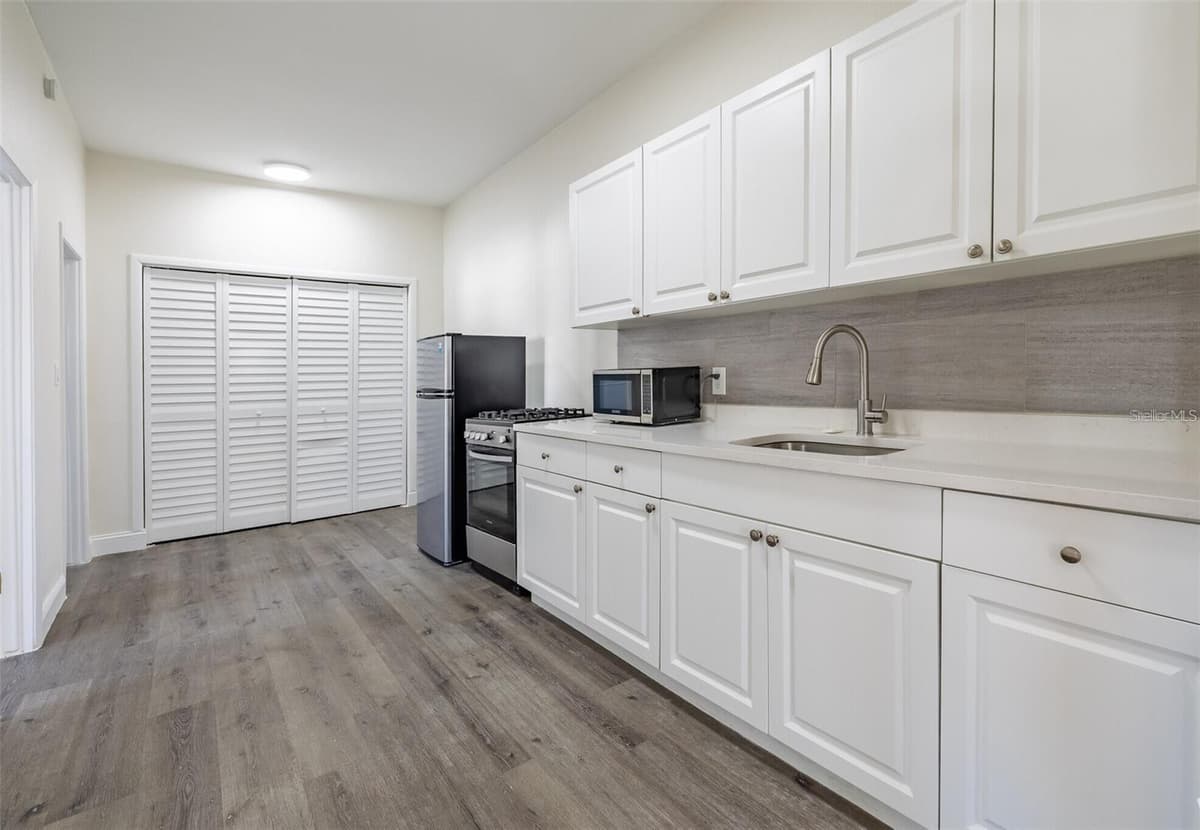 218 PINELLAS AVENUE — photo 12 of 25