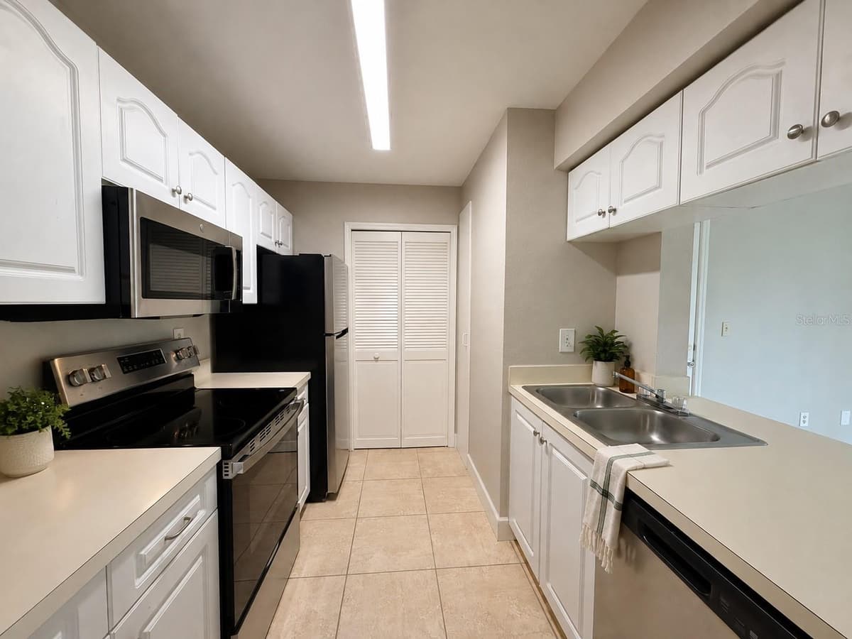 2550 ALAFAYA TRAIL — photo 6 of 19
