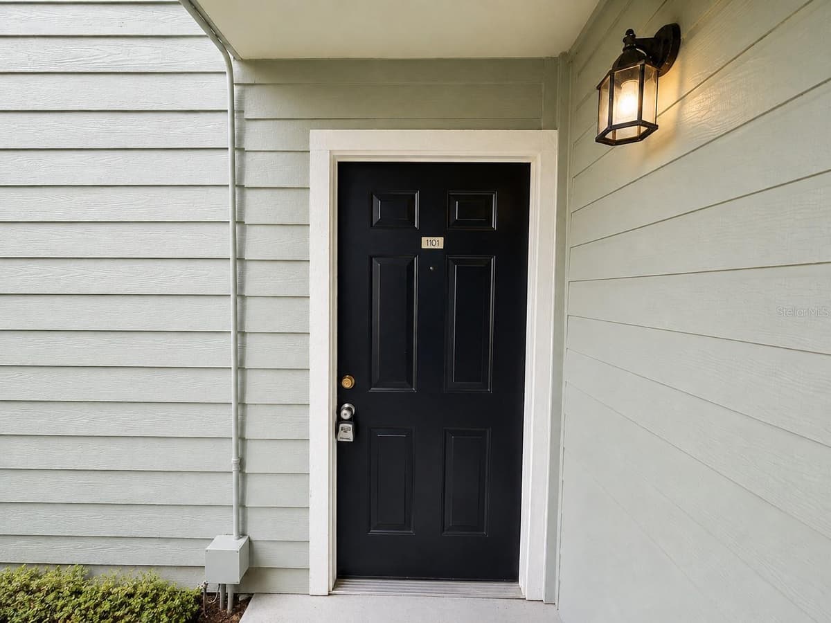 2550 ALAFAYA TRAIL — photo 1 of 19