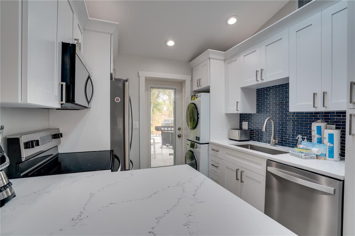 76 SHORE DRIVE — photo 9 of 43