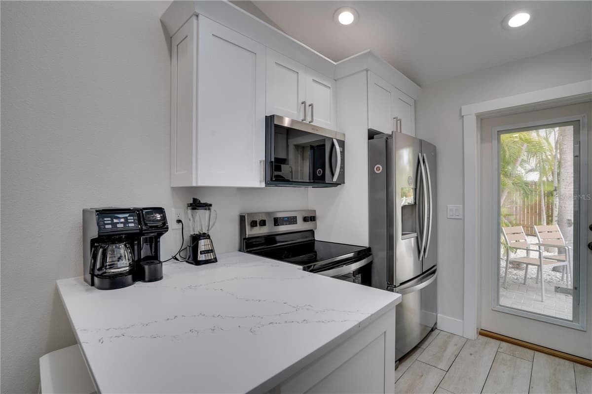 76 SHORE DRIVE — photo 10 of 43