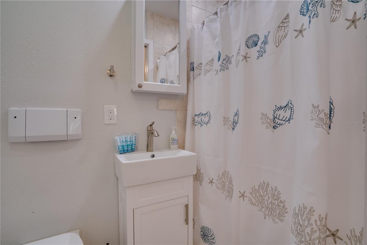 76 SHORE DRIVE — photo 18 of 43