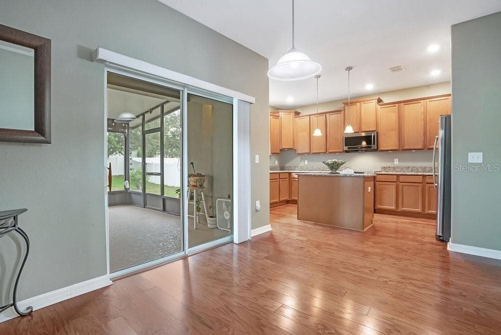 4847 HAVILLAND DRIVE — photo 14 of 43