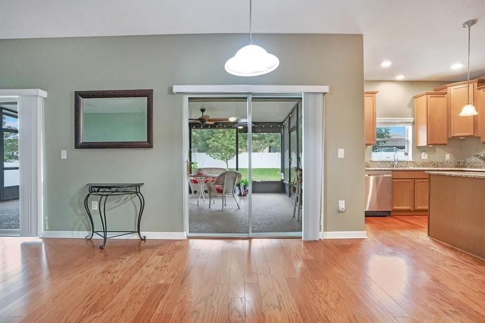 4847 HAVILLAND DRIVE — photo 12 of 43