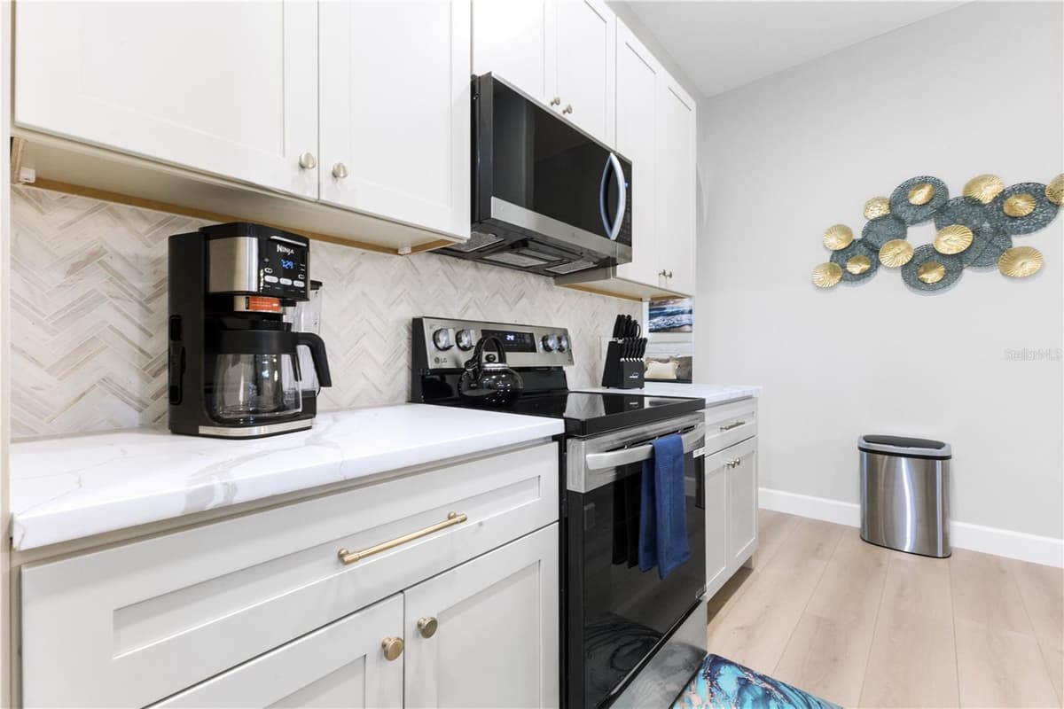 2047 ROSELAWN STREET — photo 4 of 41