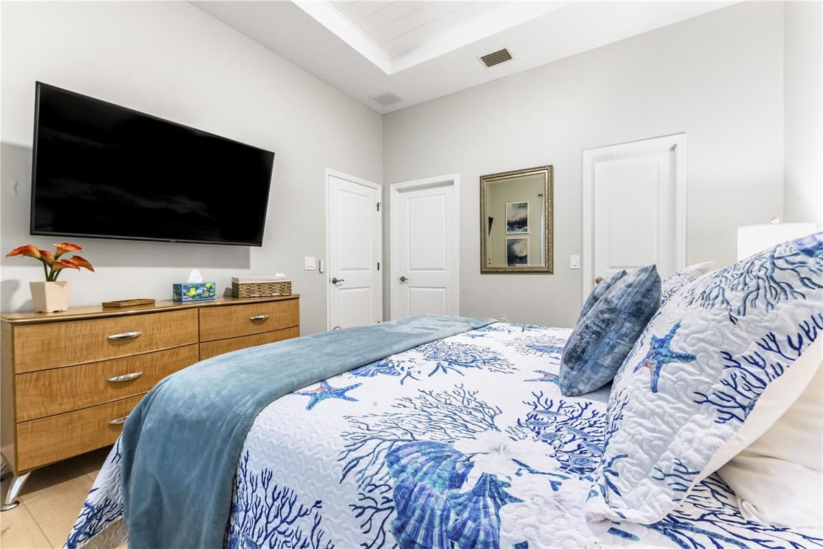 2047 ROSELAWN STREET — photo 16 of 41
