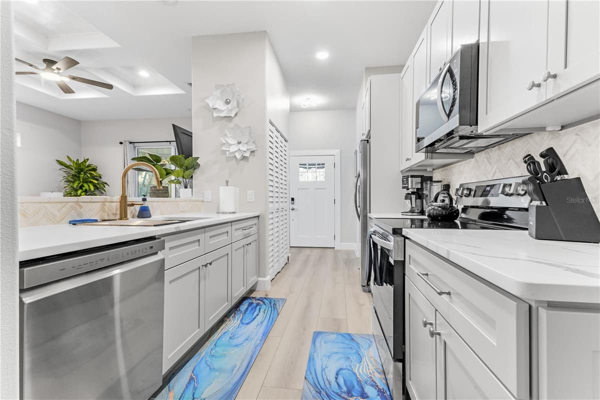 2047 ROSELAWN STREET — photo 3 of 41