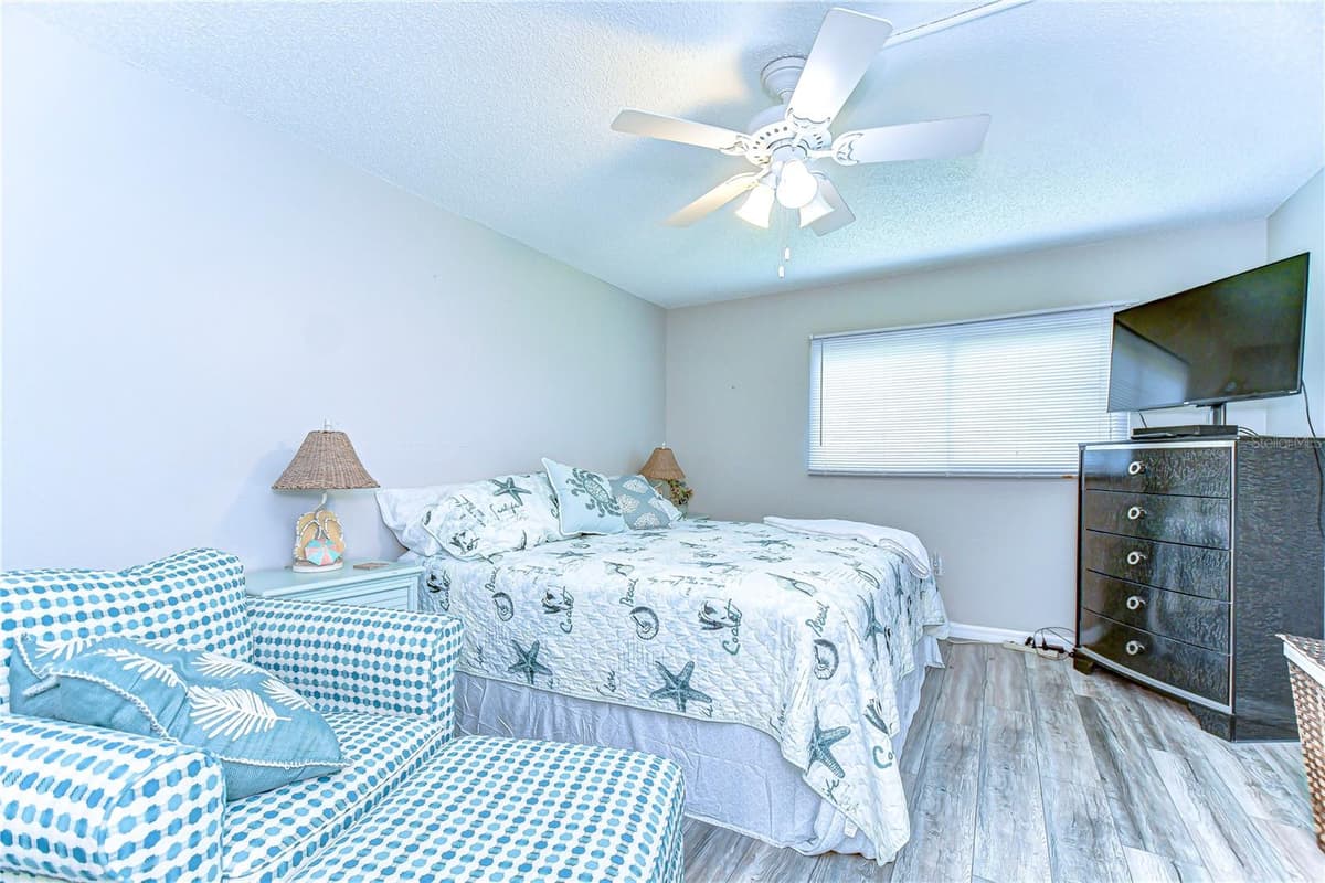 13870 OAKWOOD LANE — photo 9 of 24
