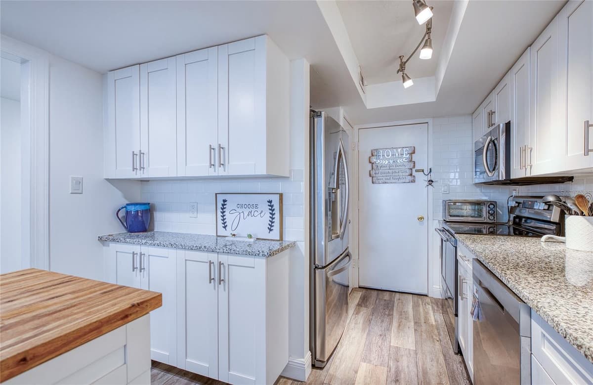 7400 SUN ISLAND DRIVE — photo 11 of 49