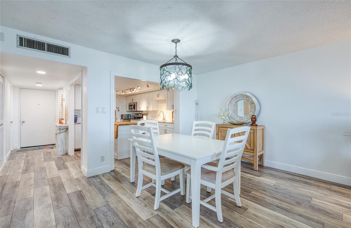 7400 SUN ISLAND DRIVE — photo 14 of 49