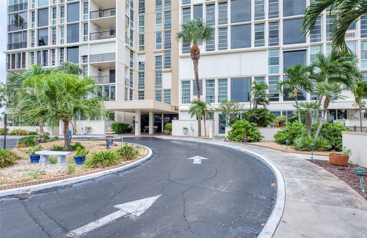 7400 SUN ISLAND DRIVE — photo 4 of 49