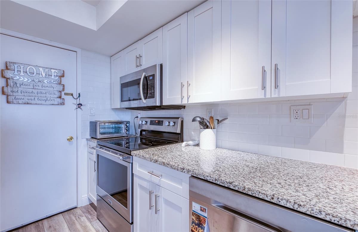 7400 SUN ISLAND DRIVE — photo 12 of 49