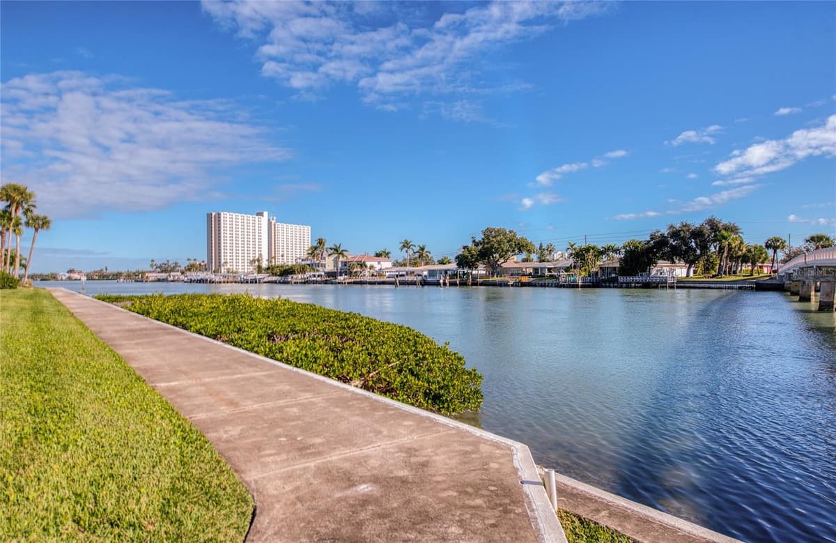 7400 SUN ISLAND DRIVE — photo 45 of 49