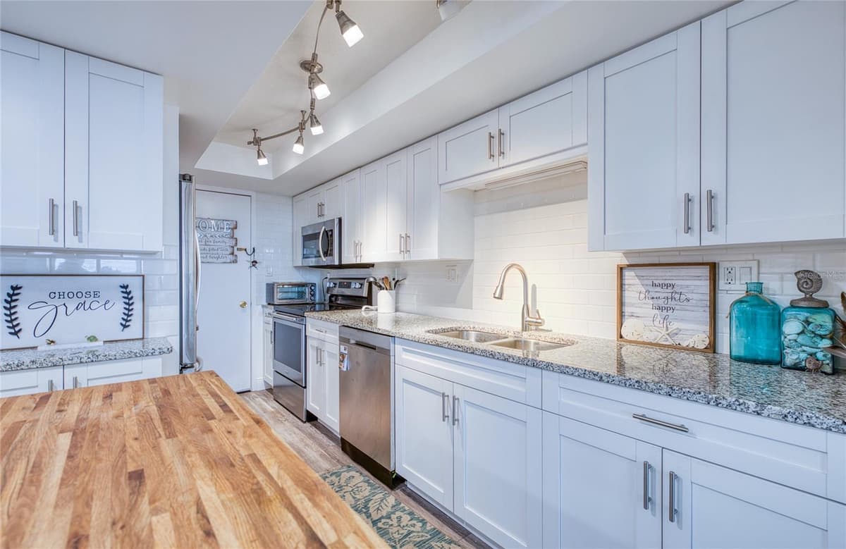 7400 SUN ISLAND DRIVE — photo 10 of 49