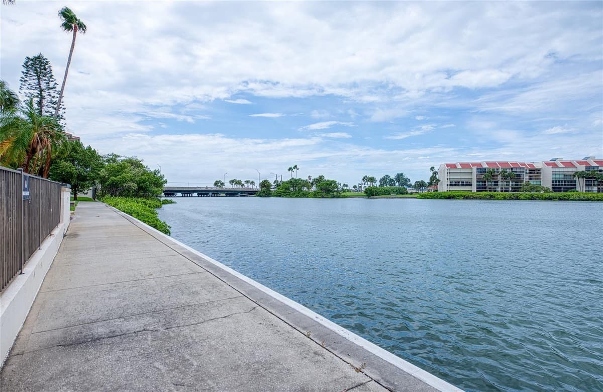 7400 SUN ISLAND DRIVE — photo 43 of 49