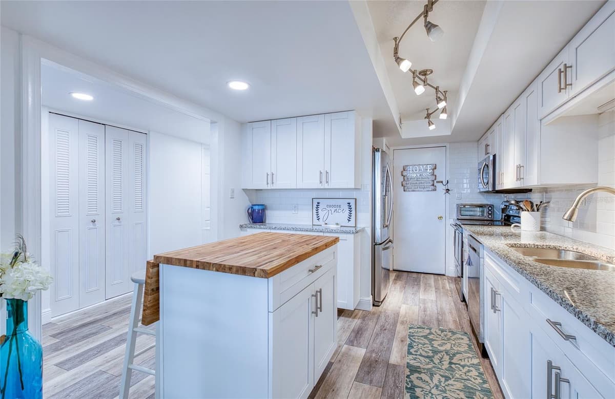 7400 SUN ISLAND DRIVE — photo 8 of 49