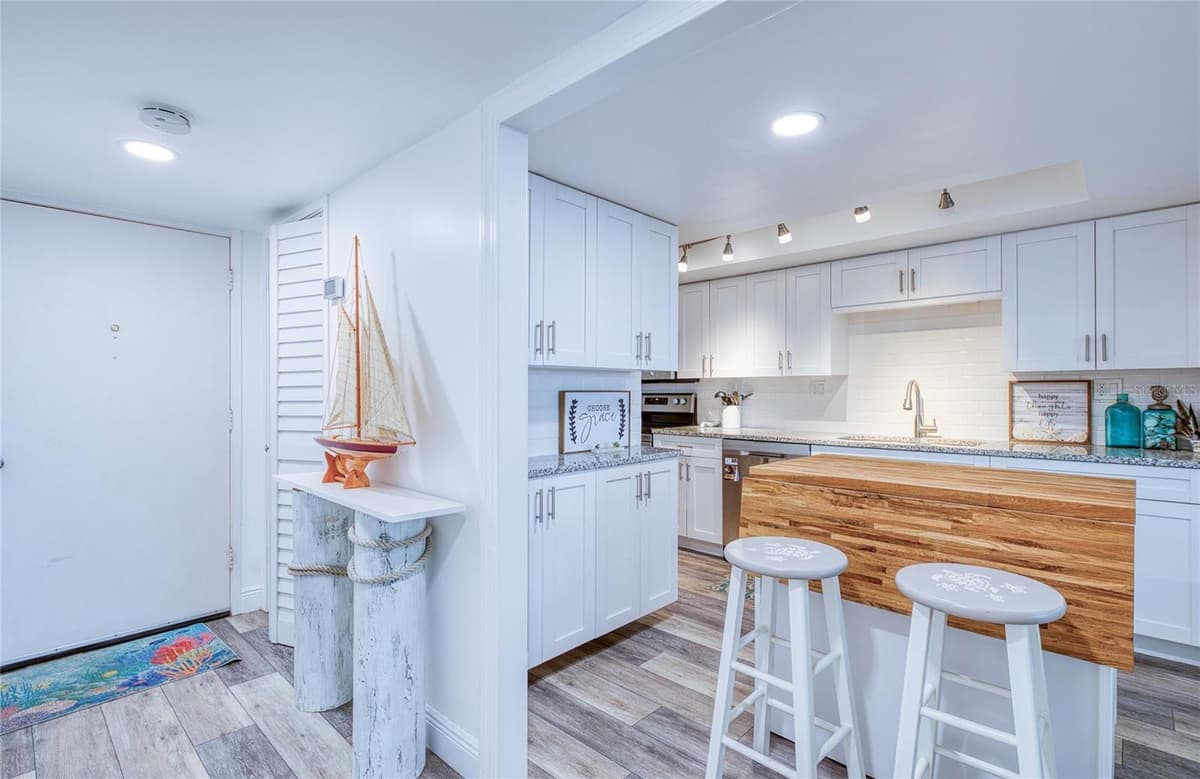 7400 SUN ISLAND DRIVE — photo 13 of 49
