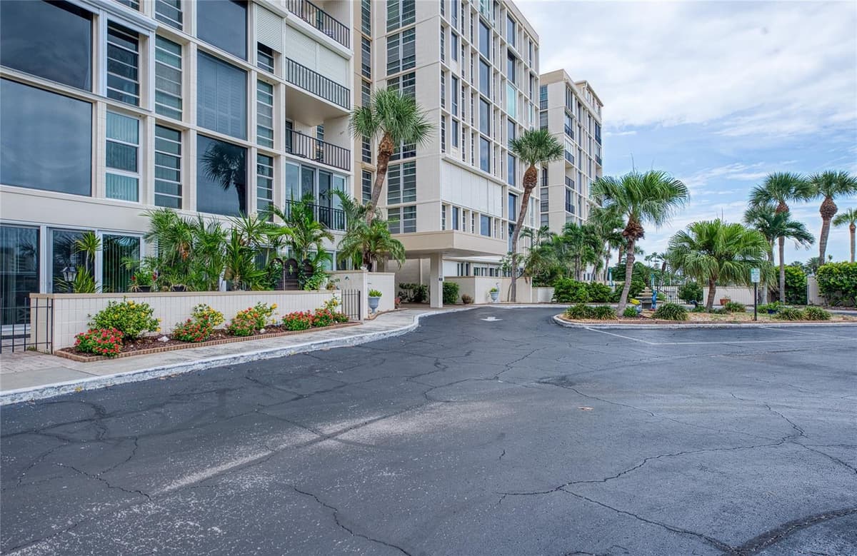 7400 SUN ISLAND DRIVE — photo 3 of 49