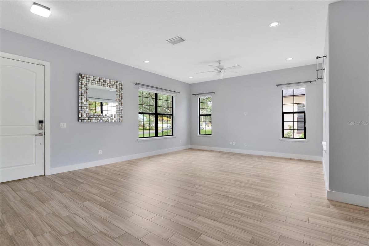 2251 NAIRN DRIVE — photo 8 of 38