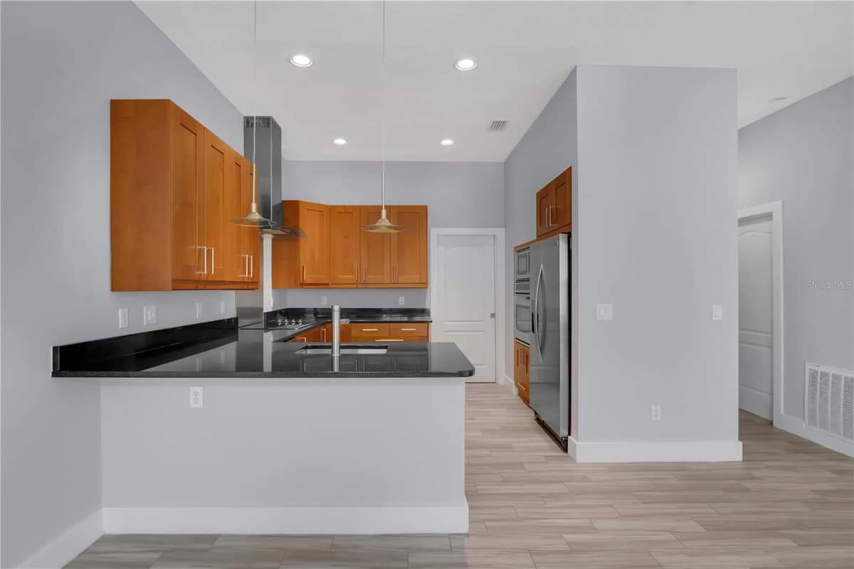 2251 NAIRN DRIVE — photo 10 of 38