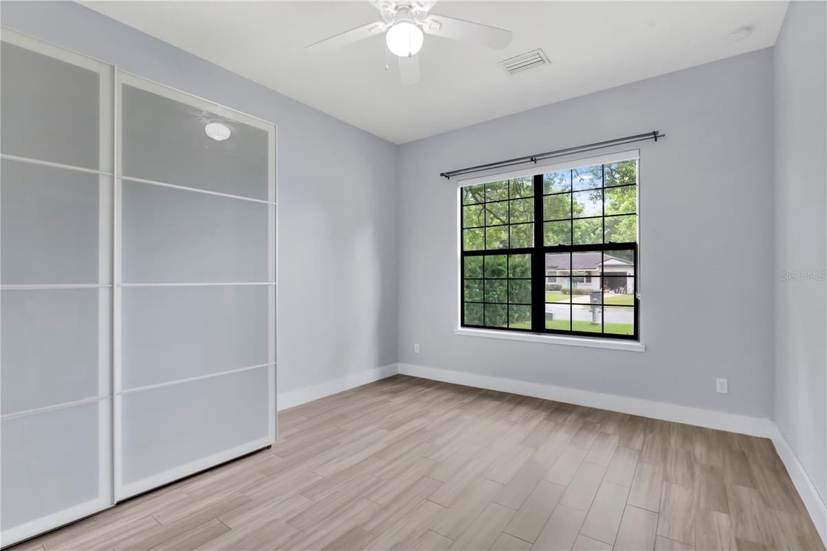 2251 NAIRN DRIVE — photo 18 of 38
