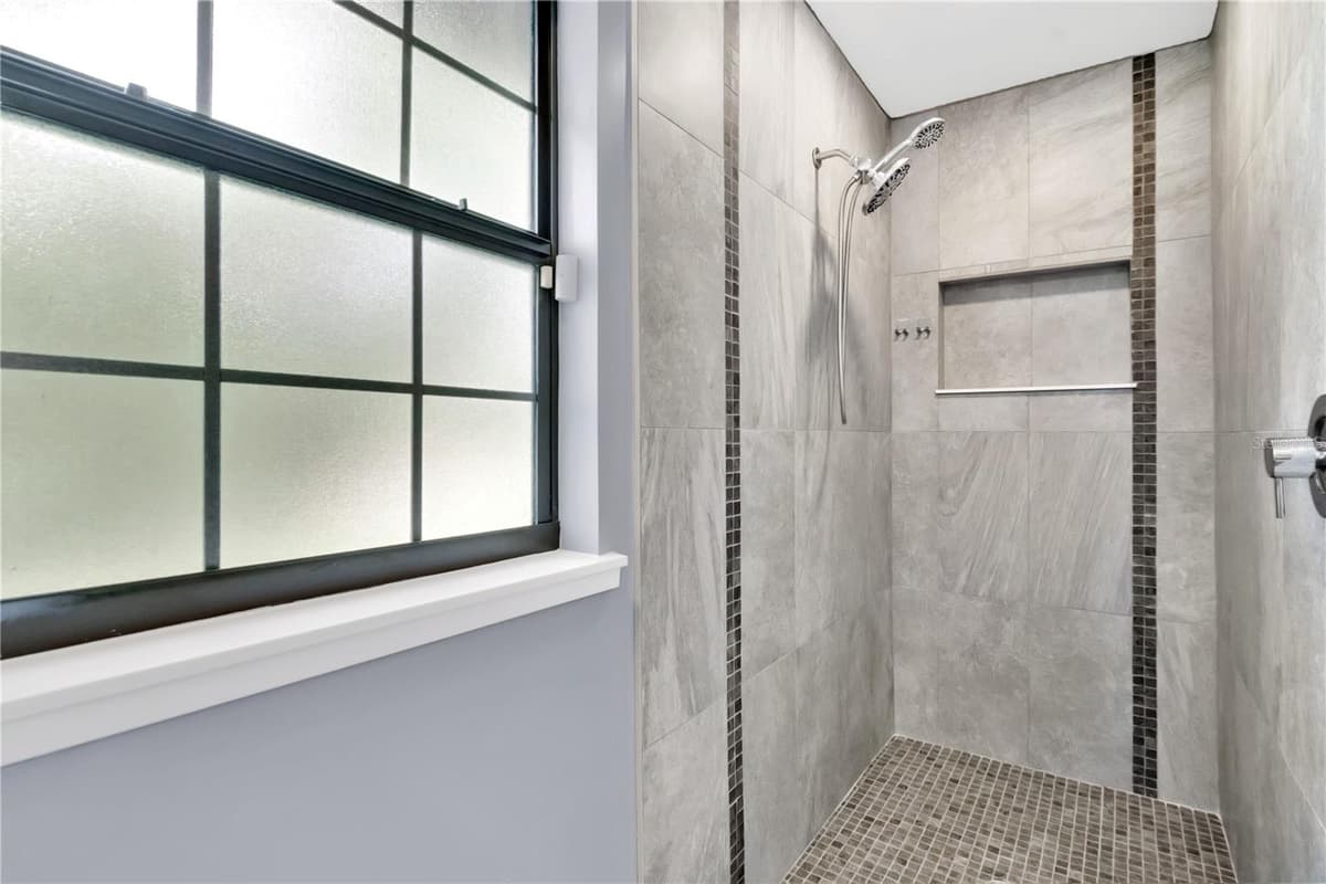 2251 NAIRN DRIVE — photo 22 of 38