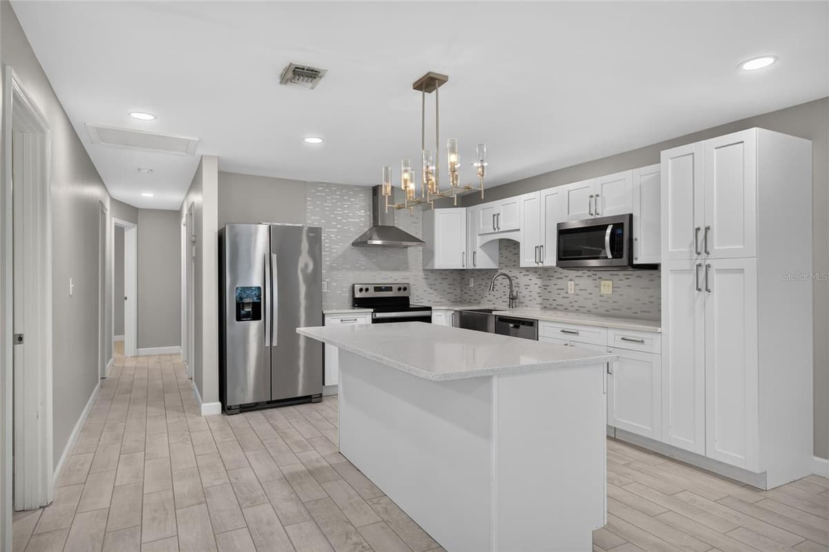 1610 LOIS AVENUE — photo 9 of 34