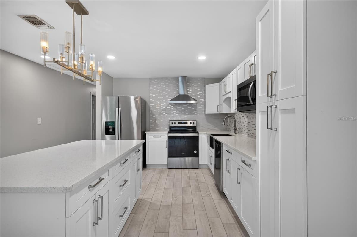 1610 LOIS AVENUE — photo 11 of 34